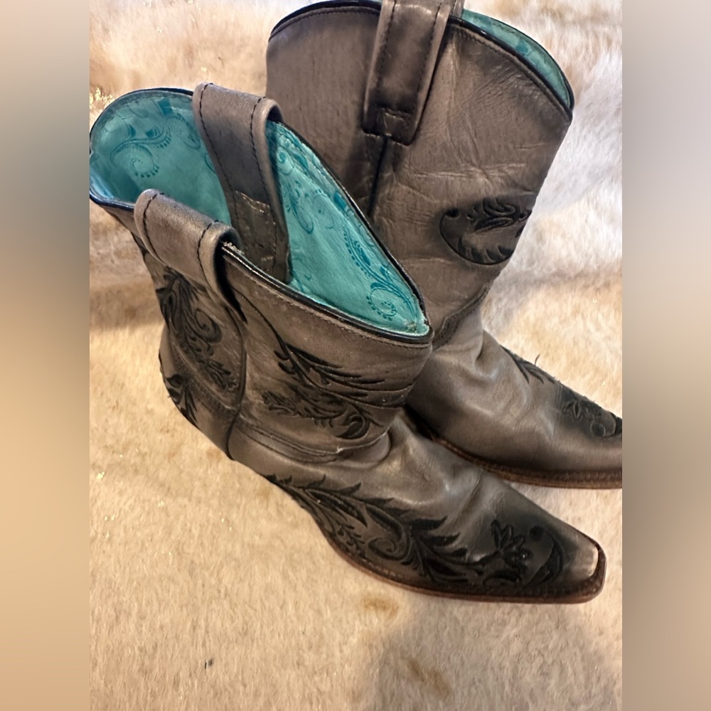 Stylish Embroidered Coral Western Boots Excellent Condition